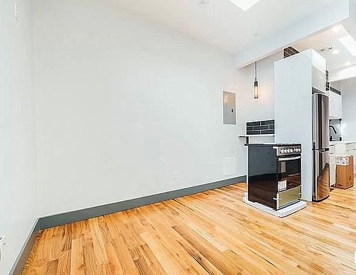 3rd image of 247 Montrose Ave #3F