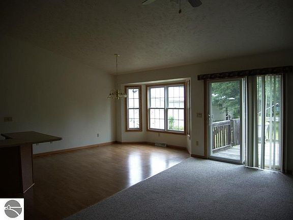 4th image of 400 Jomar Ln