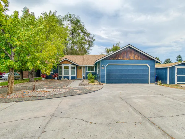 2746 SW Reindeer Ct, Redmond, OR 97756