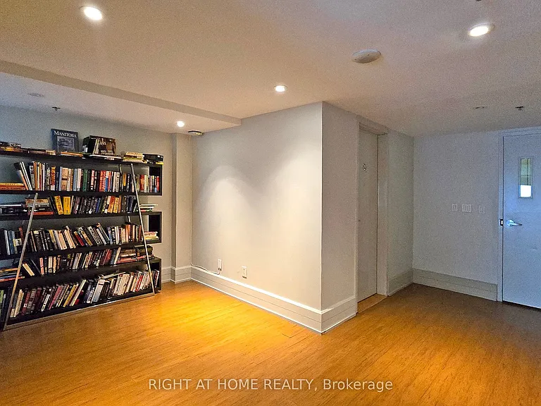 111 Elizabeth St #818 — Photo 31