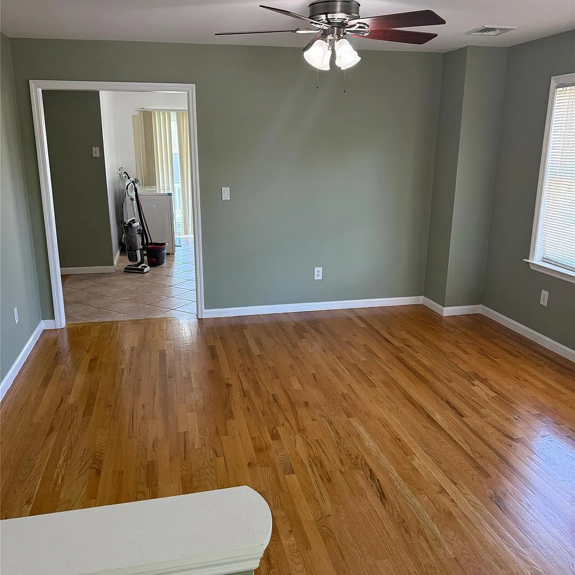 3 bed, 2.0 bath, 2200 sqft, $3,800 — Photo 3