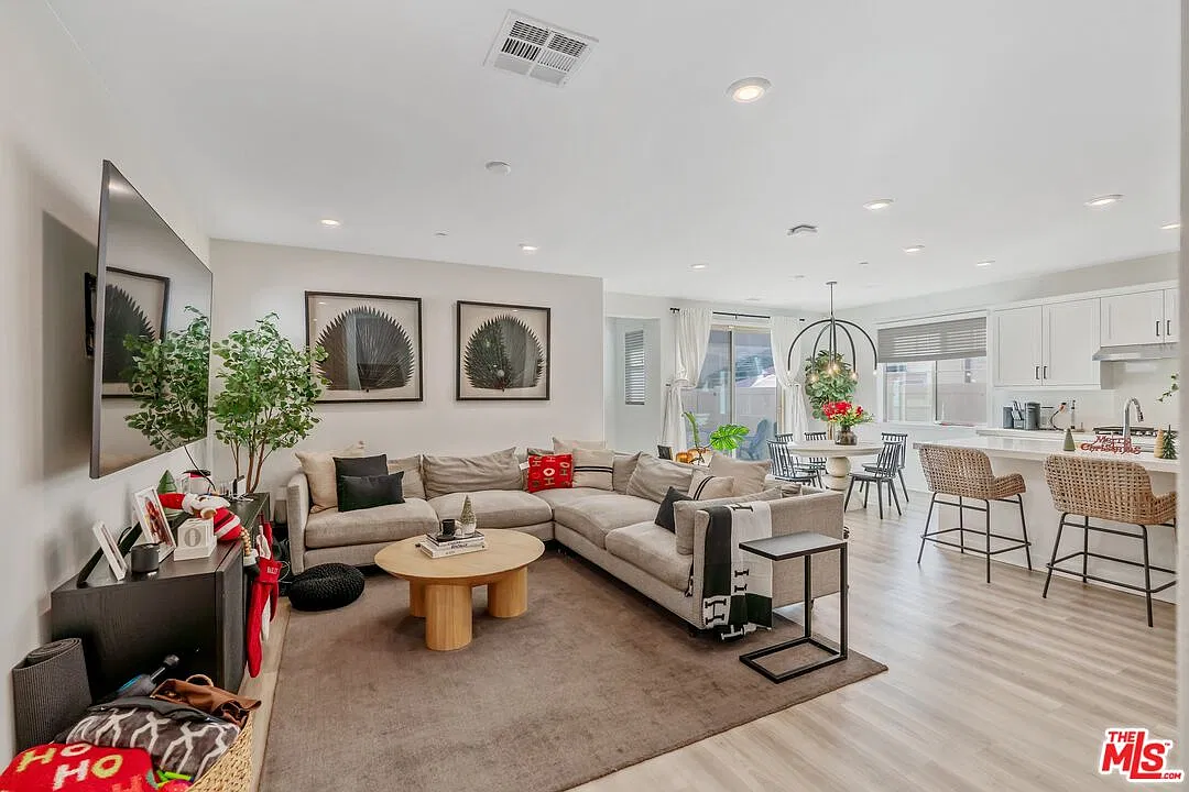 5 bed, 4.0 bath, 2337 sqft, $5,700 — Photo 3