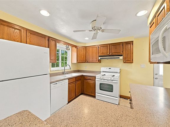 3rd image of 146 W Patty Ln
