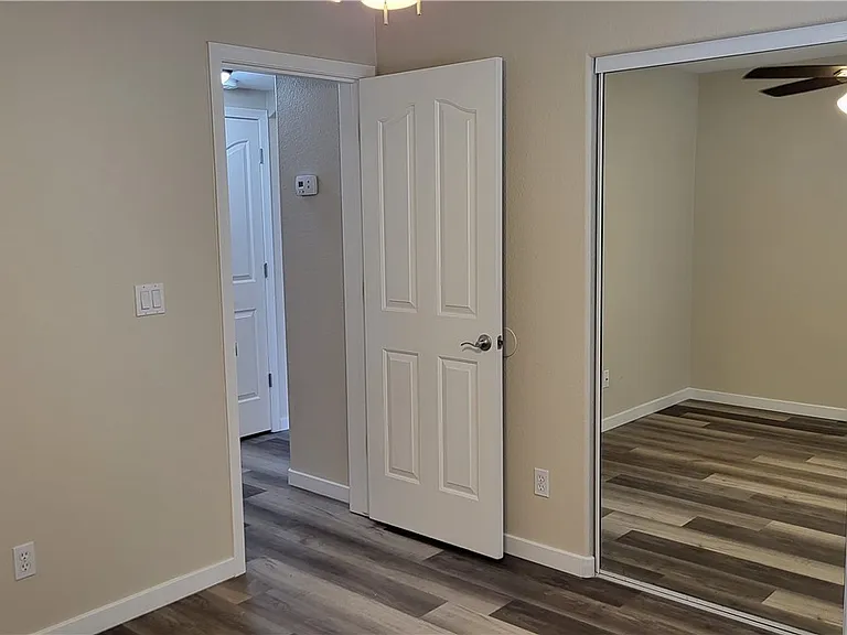 2105 E Crystal Dr — Photo 12