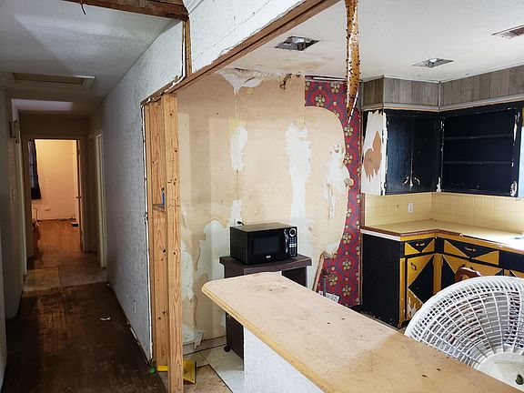5th image of 210 Berkshire Ln