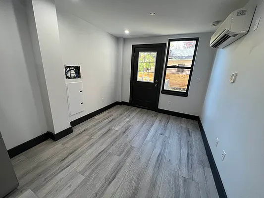 Rented by Delmark Realty LLC | media 32