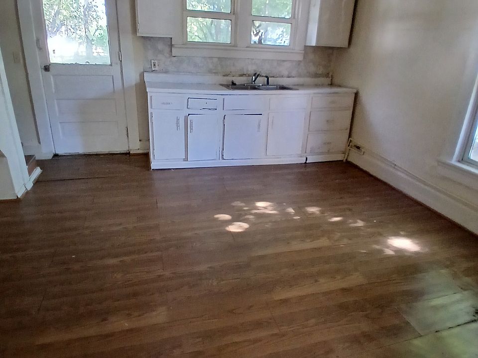 1st image of 115 N Elm St