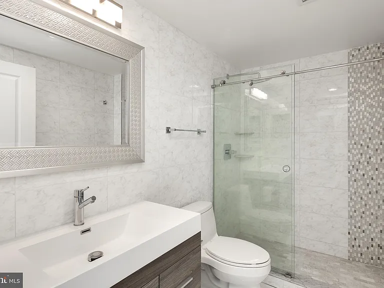 7111 Woodmont Ave #602 — Photo 19