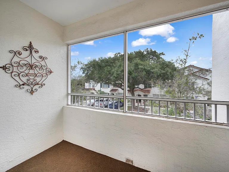 343 SE Rogers Ct — Photo 4
