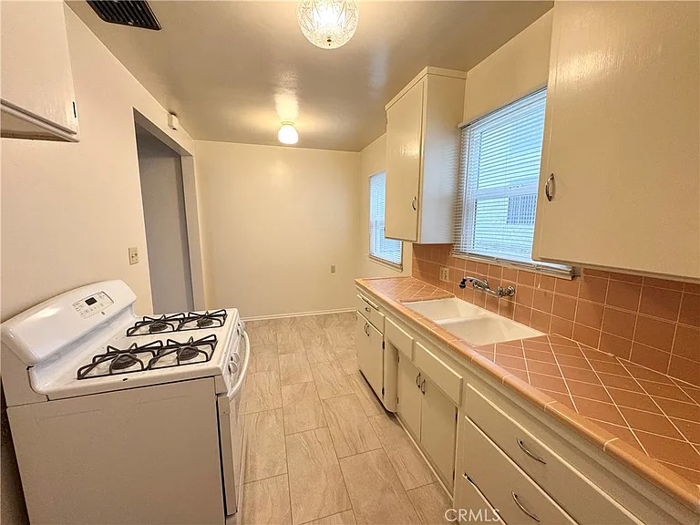 1042 W 7th St — Photo 11
