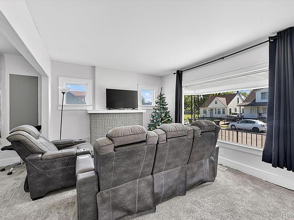 4th image of 16605 Tuller St