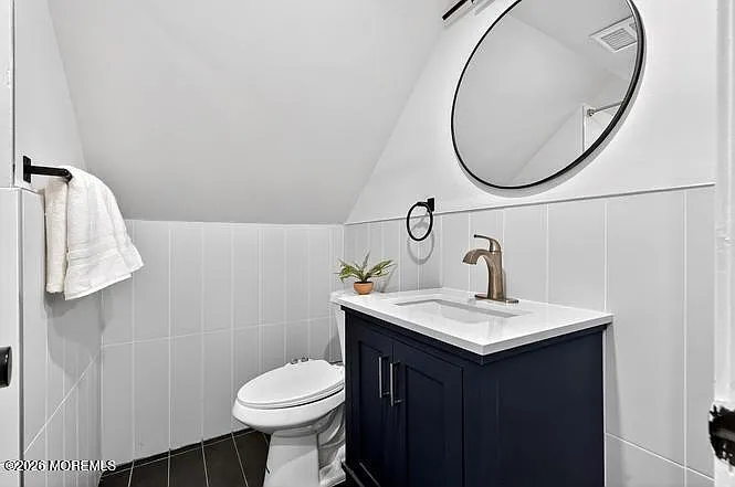 5 Lois Ave — Photo 8