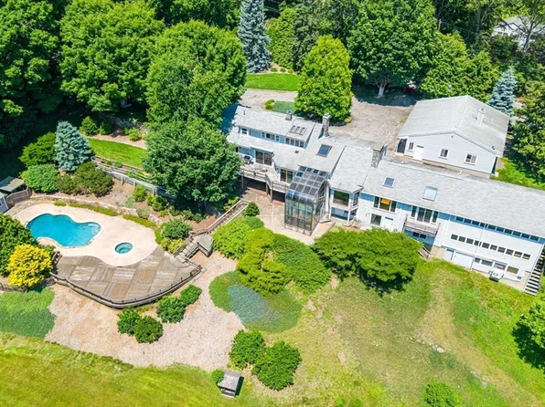32 Everett St, Sherborn, MA 01770