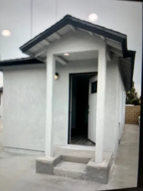 1402 S Hesperian St #2