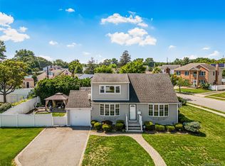 2 Flo Dr, Syosset, NY 11791