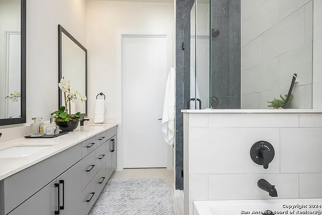 719 E Locust St #2102 — Photo 13