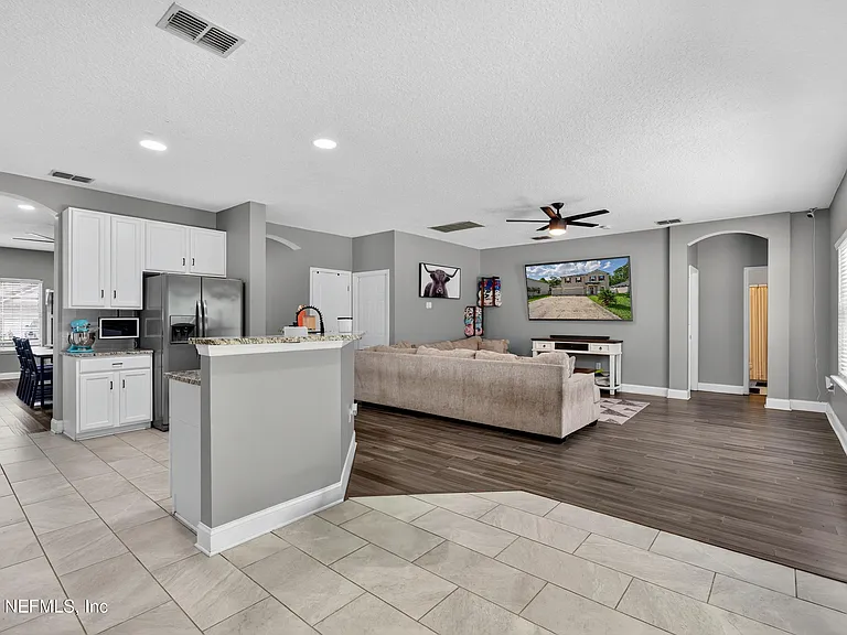 2038 Creekmont Dr — Photo 2