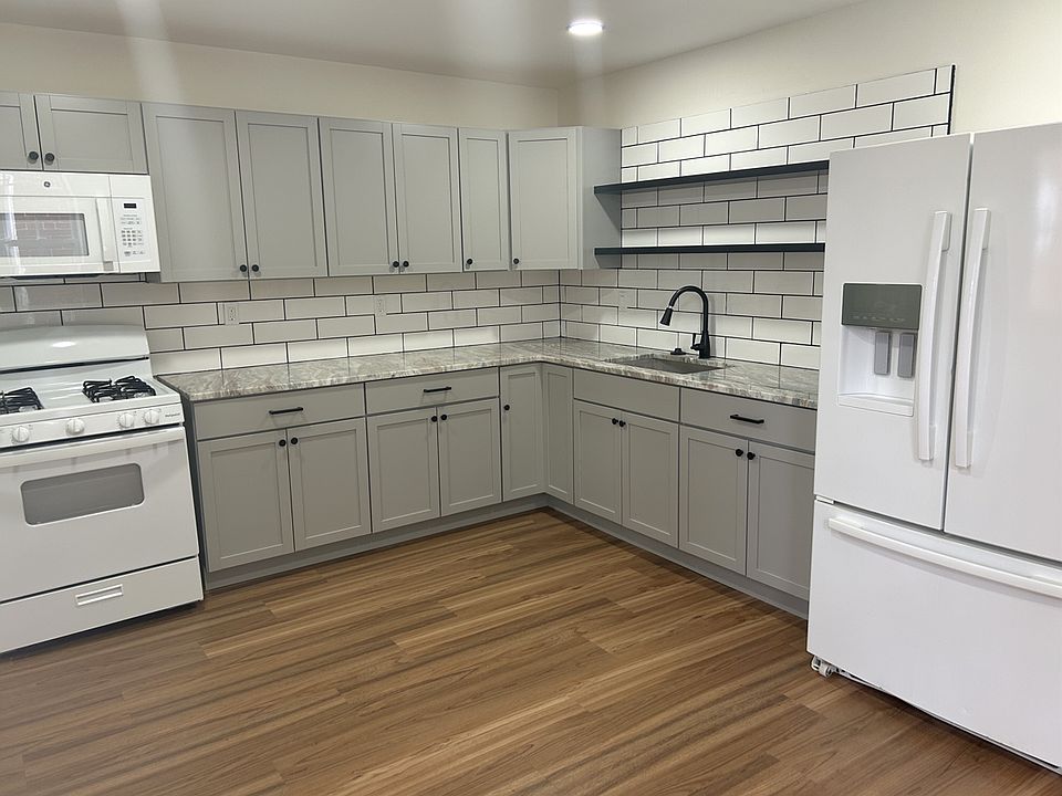 Brand New Custom Eat-In Kitchen