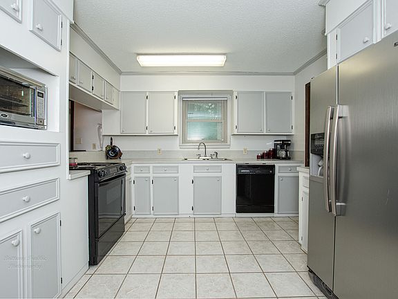 4th image of 594 Ouachita Ave #64