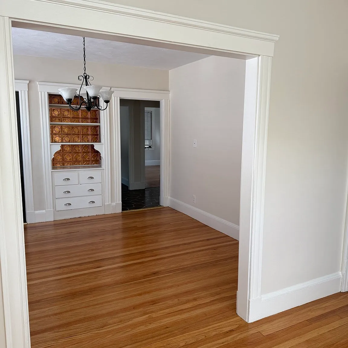 3 bed, 1.0 bath, 1100 sqft, $2,600 — Photo 2