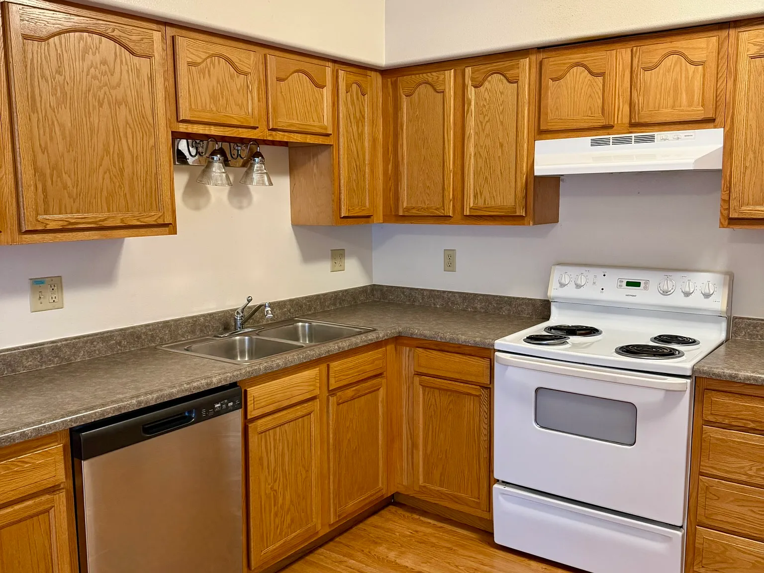 5 bed, $2,498 — Photo 2