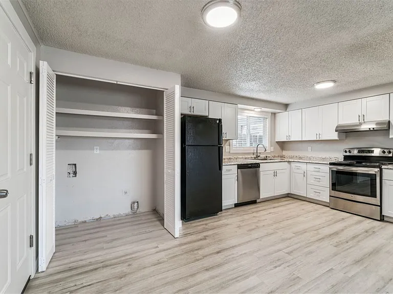 2111 Airport Ave #2105 — Photo 10