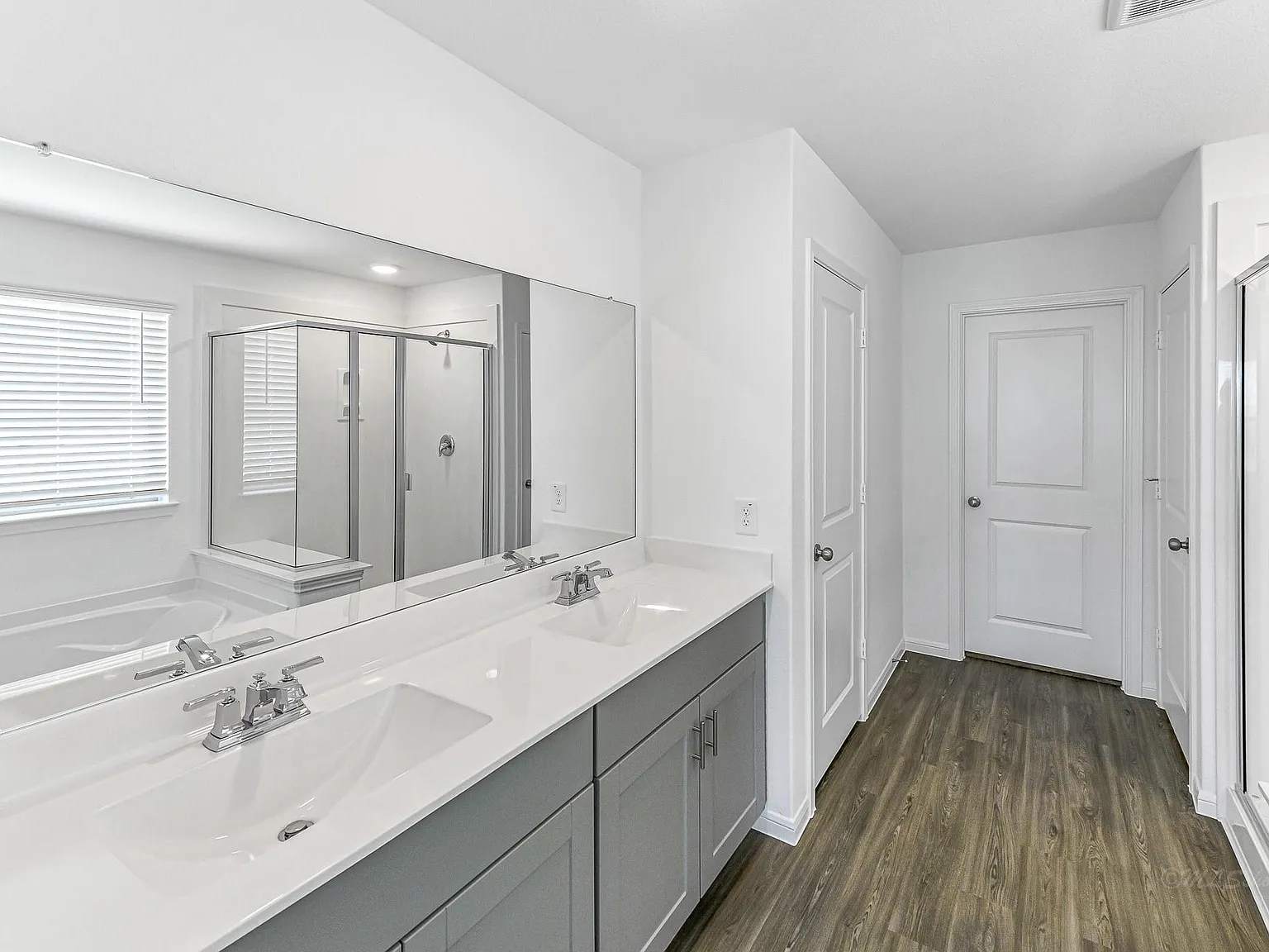 4 bed, 3.0 bath, 2400 sqft, $2,700 — Photo 3