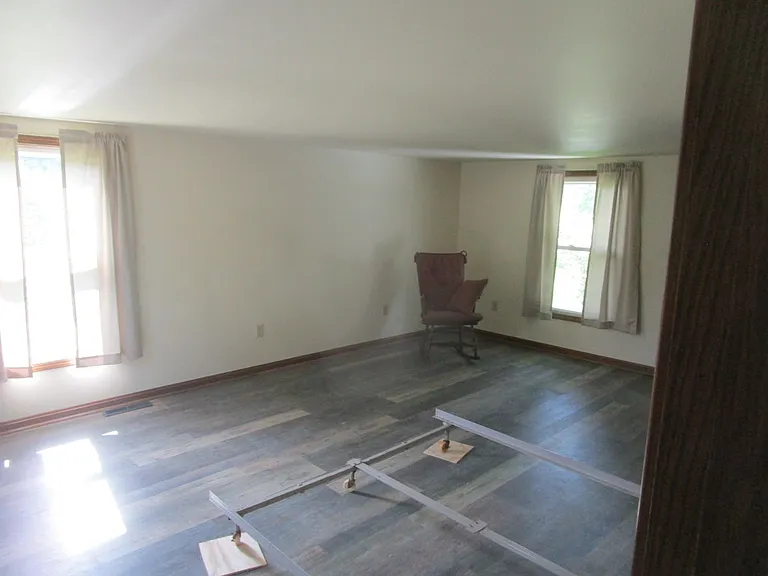 647 Arnold Ave — Photo 9