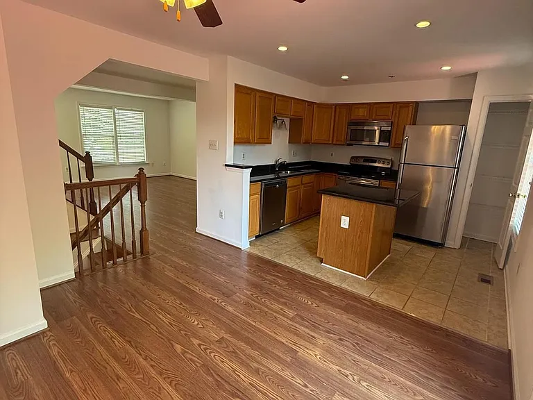 1554 Beverly Ct — Photo 8