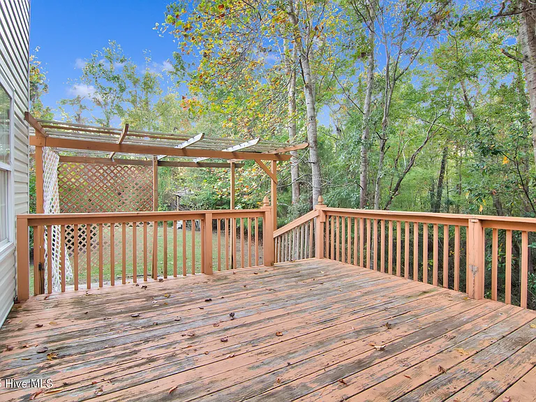 102 Huntington Ct — Photo 32