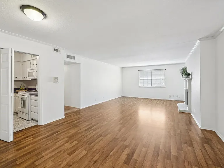 1401 Forest Edge Dr — Photo 7