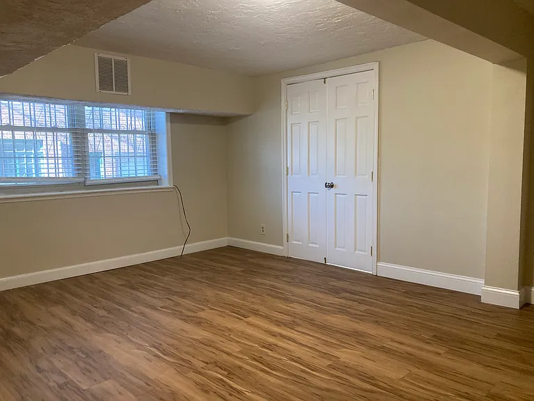 602 E Town St #13 — Photo 4
