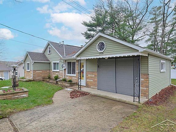 3rd image of 1320 Hillcrest Dr
