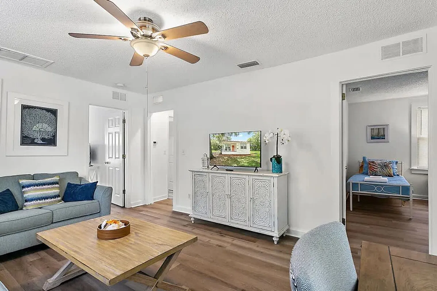 3 bed, 1.0 bath, 828 sqft, $1,455 — Photo 3