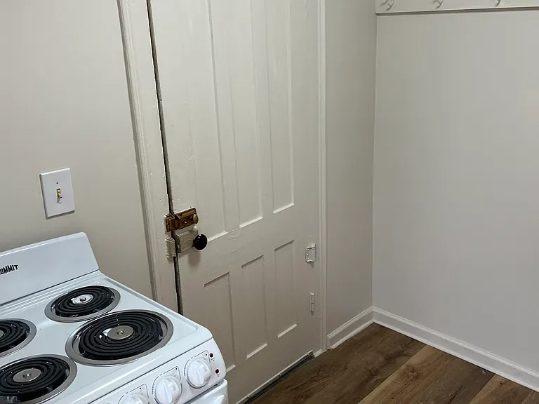 8853 S Seneca St #UPSTAIRS EFFICIENCY — Photo 2
