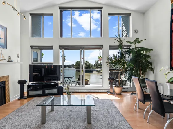 1880 E Kent Ave S #407, Vancouver, BC V5P 2L7