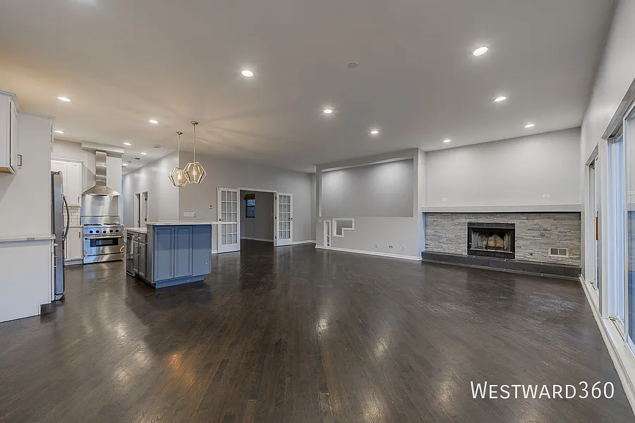 Great three bed/two bath unit in Wicker Park Available Now! — Photo 2
