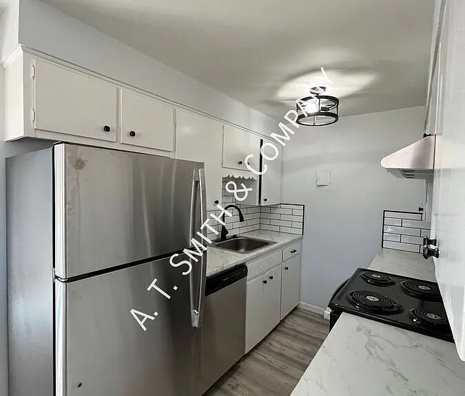5437 Dover St #J — Photo 2