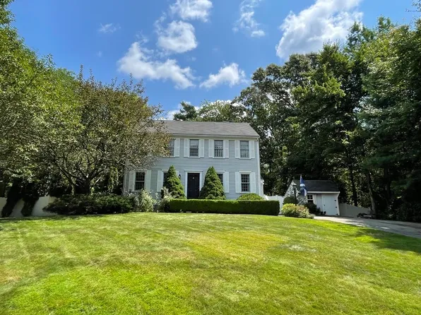 10 Greenbrier Ln, Bridgewater, MA 02324