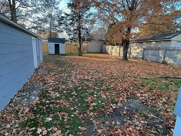 567 E School St — Photo 10