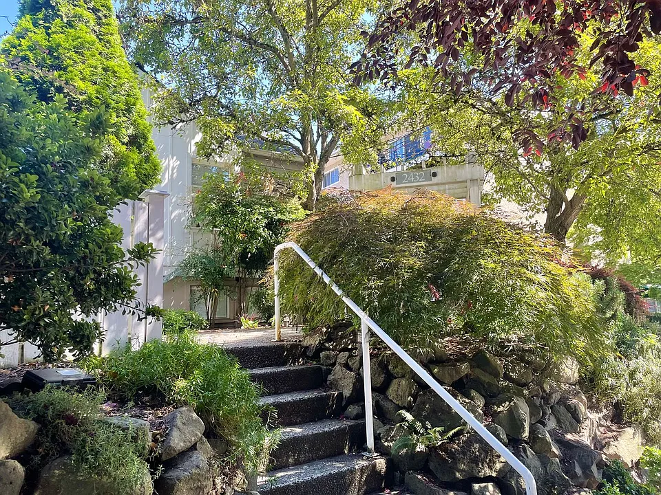 2432 Dexter Ave N #200