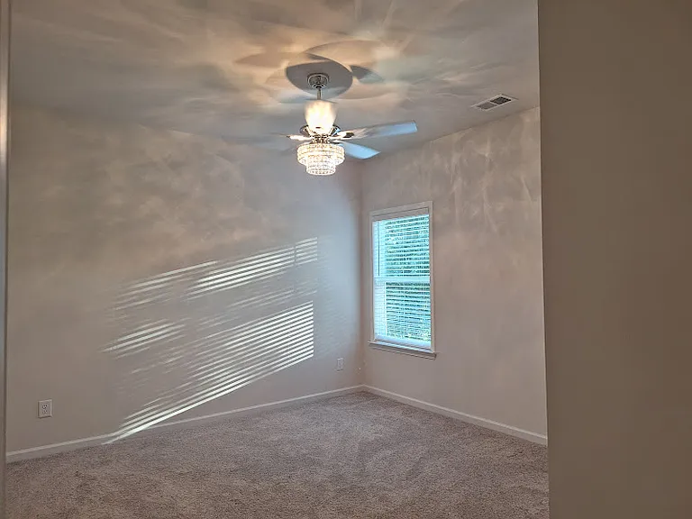160 Marion Dr — Photo 34