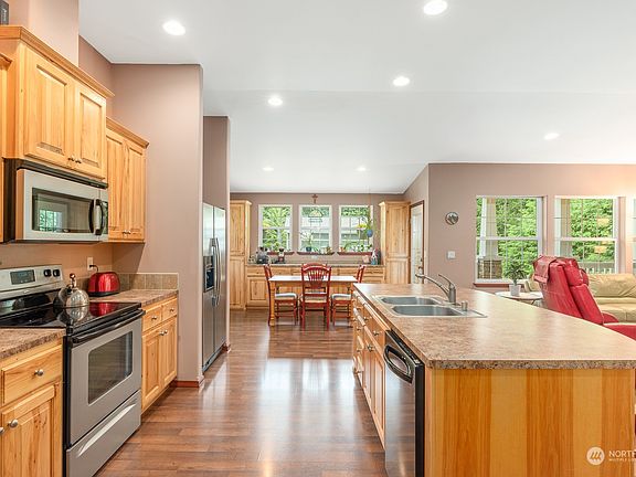 5th image of 10927 84th St NE