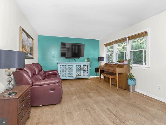 5th image of 203 Acorn Dr