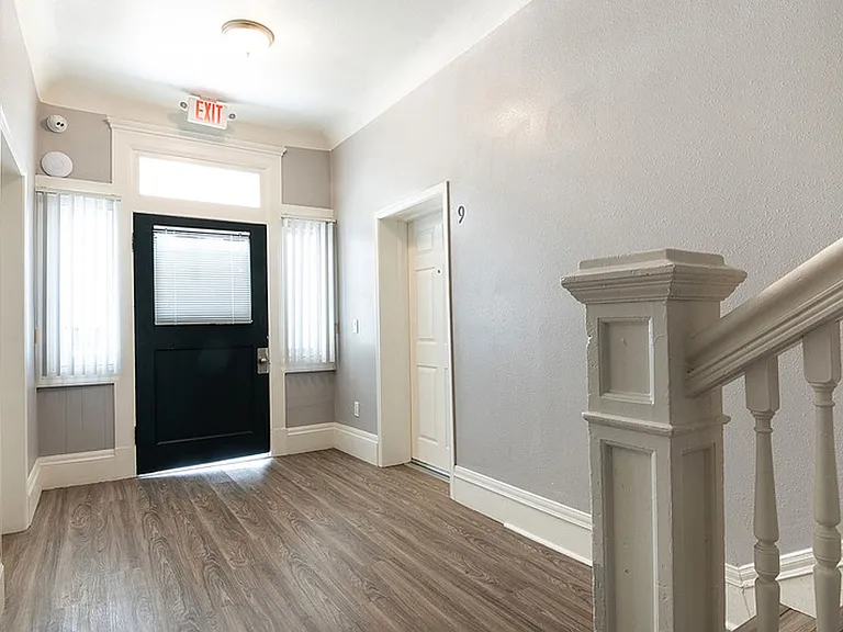 1017 S Burlington Ave — Photo 16