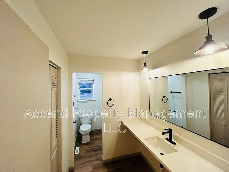 370 Julian Rd — Photo 11