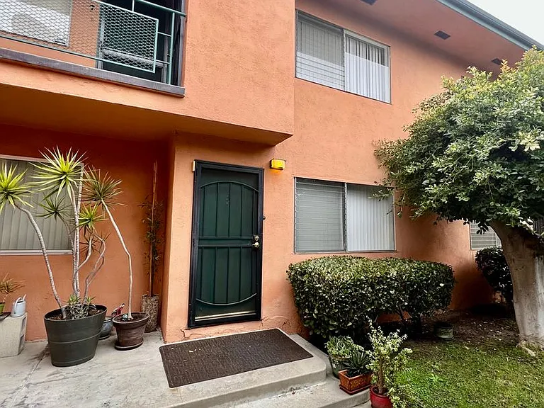 Top-Floor 1 Bedroom in Quiet Bluff Heights Courtyard Complex — Photo 10