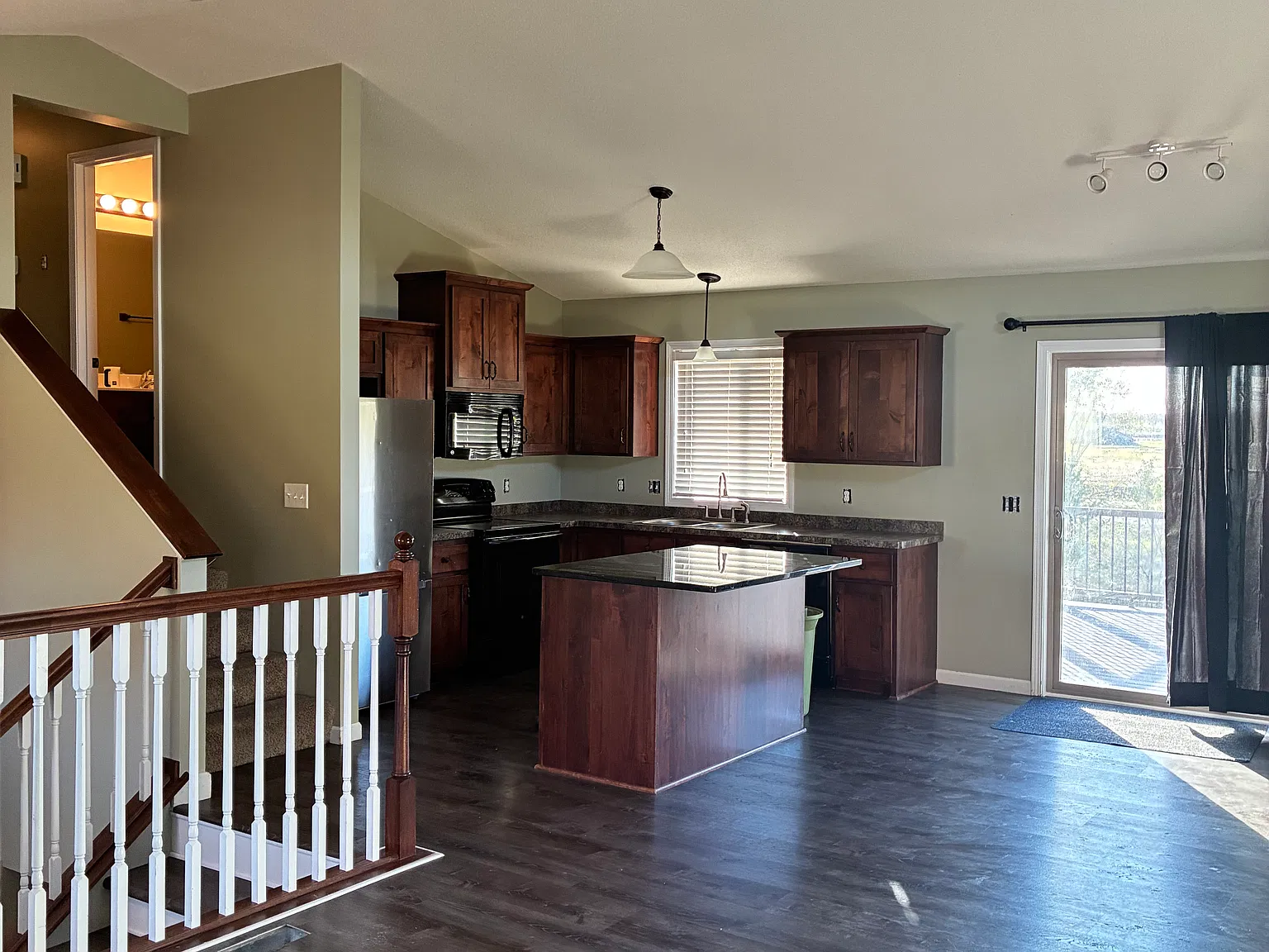 3 bed, 1600 sqft, $2,500 — Photo 3