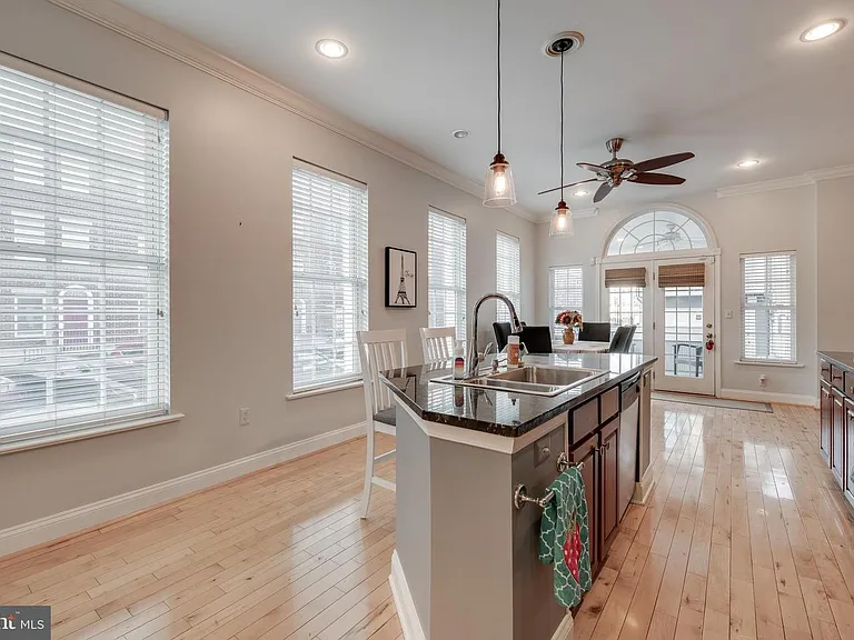 142 W Clement St — Photo 11