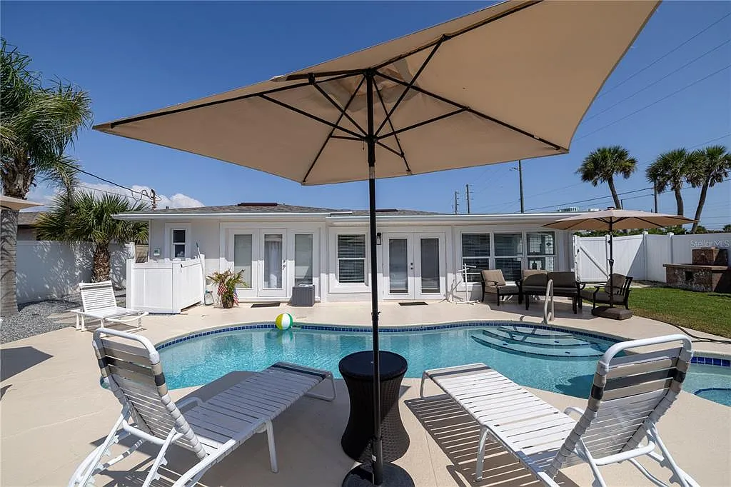 3 bed, 2.0 bath, 1558 sqft, $5,000 — Photo 2